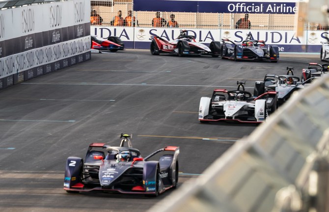 砂埃が舞う条件のため、車体のグリップとドライバーの勇気が試されるレースとなり、イギリスのサム・バード選手は勝利を勝ち取るために全力投球を求められた。(『Arab News』撮影/ジヤード・アルアルファジュ)