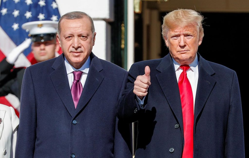 トルコのタイイップ・エルドアン大統領をホワイトハウスで歓待するアメリカのドナルド・トランプ大統領。（ロイター通信）