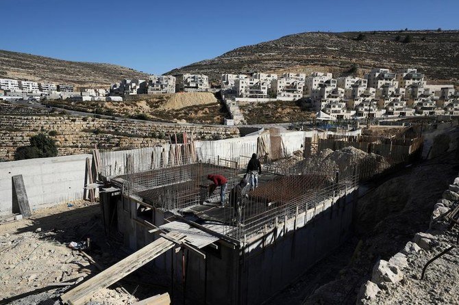 作業員は、ヨルダン川西岸地区占領下にあるRamat Givat Zeevのイスラエル入植地建設現場で働いている。2019年11月19日（ロイター通信社）
