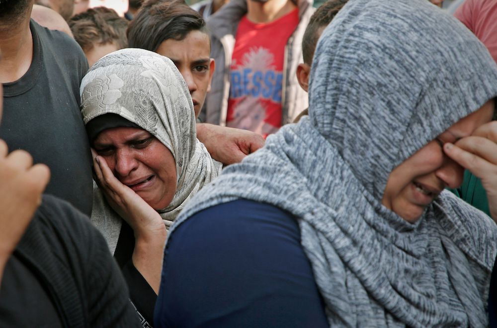 写真 2: 午前中のイスラエル軍による攻撃で、さらに2人のパレスチナ人が死亡した後、ガザ地区のアル・シーファ病院の遺体安置所の外で悲嘆にくれるパレスチナ人女性たち。2019年11月13日。 (AFP)