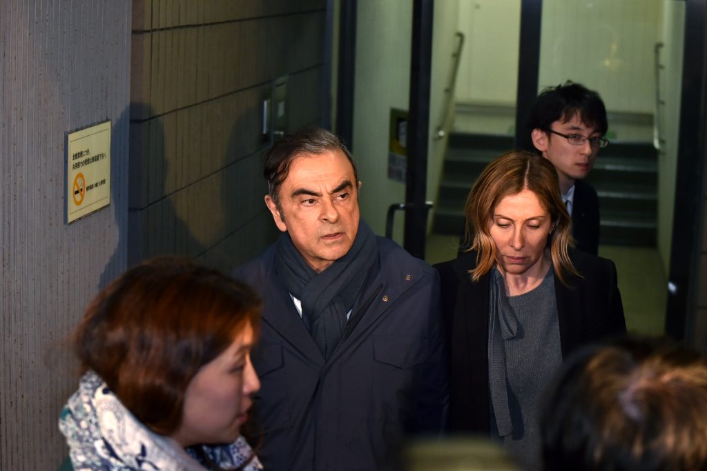元日産のカルロス・ゴーン会長とその妻キャロルは、2019年4月3日に東京の弁護士広中順一郎の事務所を去ります。(ファイル/ AFP)