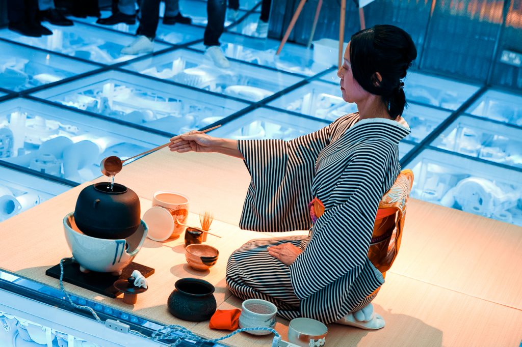 CHI-KAが芸術的なひねりを加えて伝統的な日本の茶会を開催した。（提供）