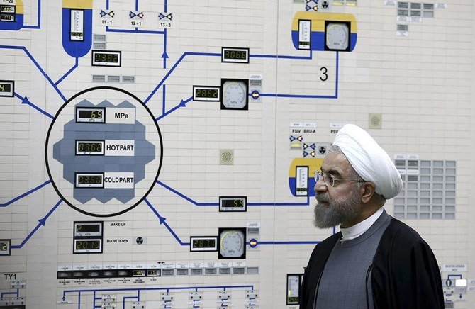 イランのブーシェフル郊外のブーシェフル原子力発電所を訪問するハサン・ロウハーニー大統領。イラン大統領府、2015年1月13日公開。資料写真。(AP）
