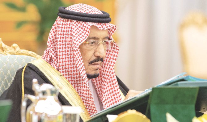 サルマン王は20日、リヤドで毎週開かれる閣議の議長を務め、国際的および地域的な問題に関するいくつかの報告書を見直した。（SPA）