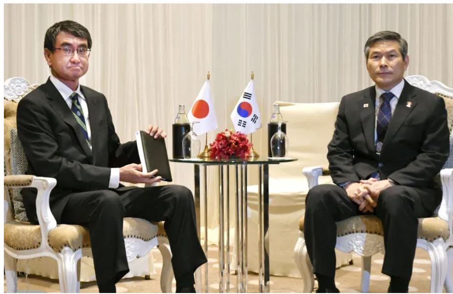 韓国の鄭景斗国防相(右)との会談に臨む河野防衛相=17日、バンコク