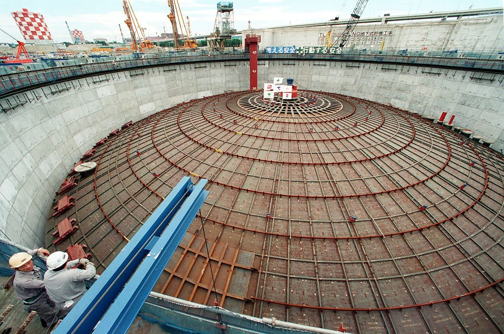 6月19日、東京郊外の横浜で建設中の世界最大LNG貯蔵タンクのステンレス鋼の天井を見上げる東京ガスの従業員（AFP通信）