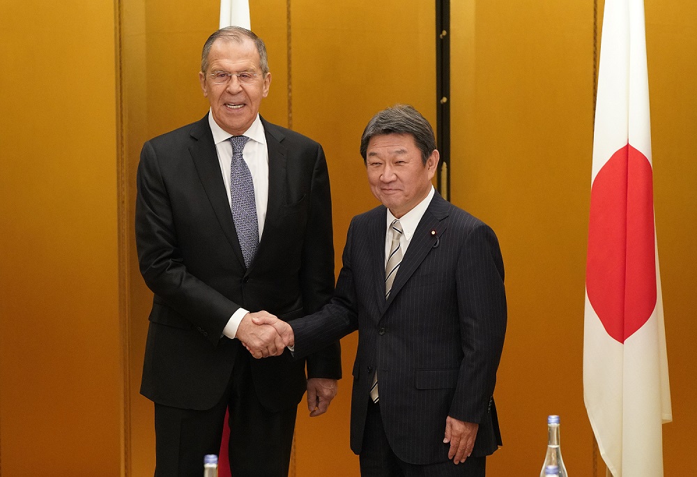2019年11月22日、名古屋でのG20外相会談に先立って行われた日ロ外相会談の冒頭、ロシアのセルゲイ・ラヴロフ外相と握手する日本の茂木敏充外相（右）