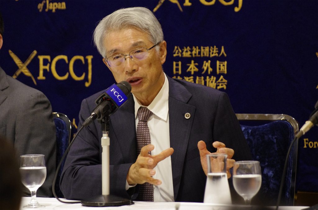 2019年11月11日に東京で開かれた記者会見における弘中惇一郎弁護士。（AFP）
