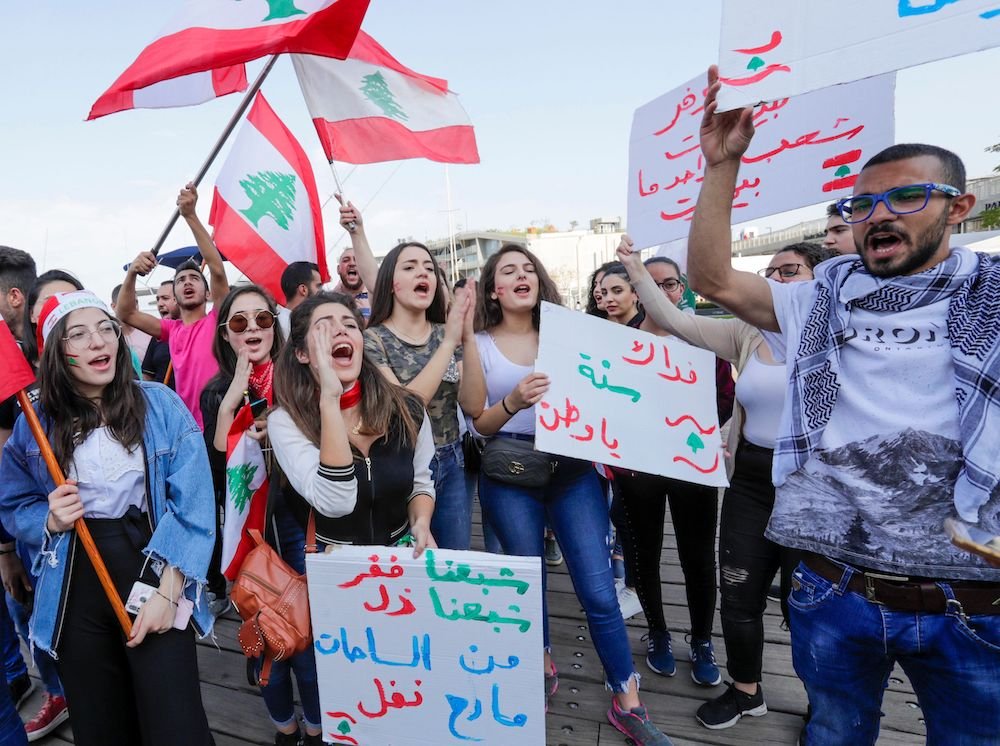 レバノンのデモ隊がベイルートの Zaitunay 湾にピクニック。政府への抵抗運動の一環、公共施設群の民営化を糾弾していた2019年11月10日のひとコマ。(AFP)