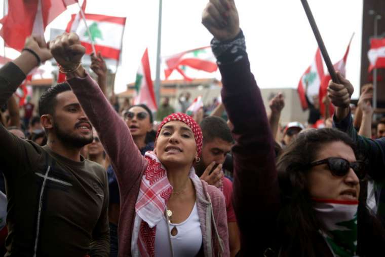 ジャル・エル・ディブでレバノンの抗議活動参加者が反政府スローガンを連呼している。（AFP通信）