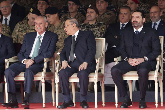 フランスからのレバノン独立76周年を記念する軍事パレードに出席するレバノンのミシェル・アウン大統領（中央）、サリド・ハリリ元首相（右）、レバノン議会のナビ・ベリ議長（左）。2019年11月22日金曜日レバノンのベイルート近くのヤルゼで撮影。（AP）