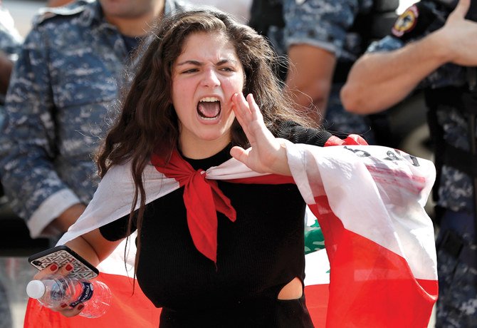 ベイルートの教育省前で、レバノン政府に対して続く抗議運動中、スローガンを叫ぶ学生。（AP）