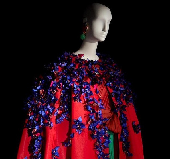 ガベは、フランスのファッションデザイナー、イヴ・サンローランによって製作された1989年のエレガントなシルクケープに注目した。（提供画像）