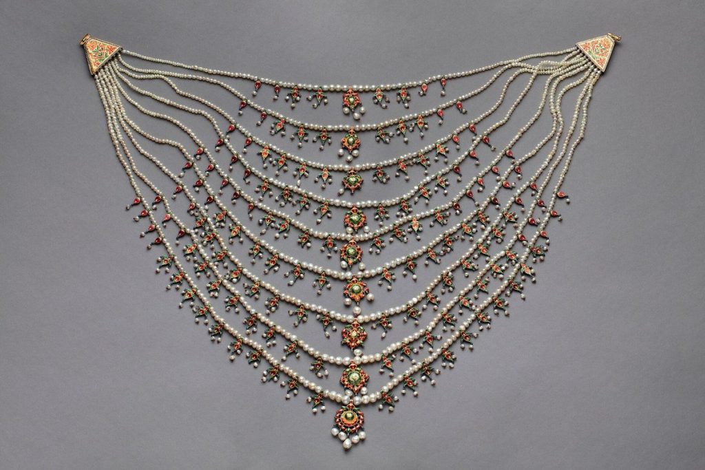 インドでデザインされた1800年代後半の真珠のネックレスは、以前エジプトを象徴する国民的歌手ウム・クルトゥムが所有していたもの。(提供画像)