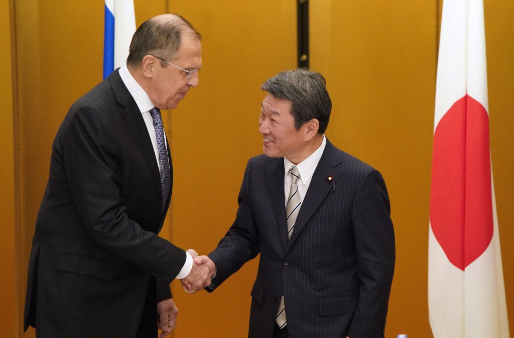 2019年11月22日、名古屋でのG20外相会議に先立って行われた日露外相会談の冒頭、ロシアのセルゲイ・ラブロフ外相と握手する日本の茂木敏充外相（右）。（AFP）