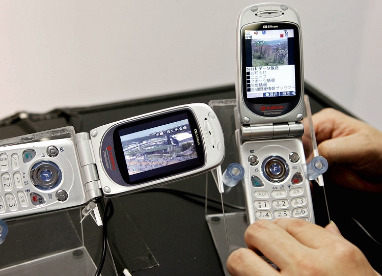 Japanese Prototype models of mobile phones which enable a user to receive digital broadcasting are displayed at a press preview at Japan's national broadcaster NHK's laboratory in Tokyo. (AFP/file) ユーザーがデジタル放送を受信できるようにする携帯電話のプロトタイプモデルが、日本の国立放送局NHKの東京研究所でのプレスプレビューに表示されます。 (AFP /ファイル