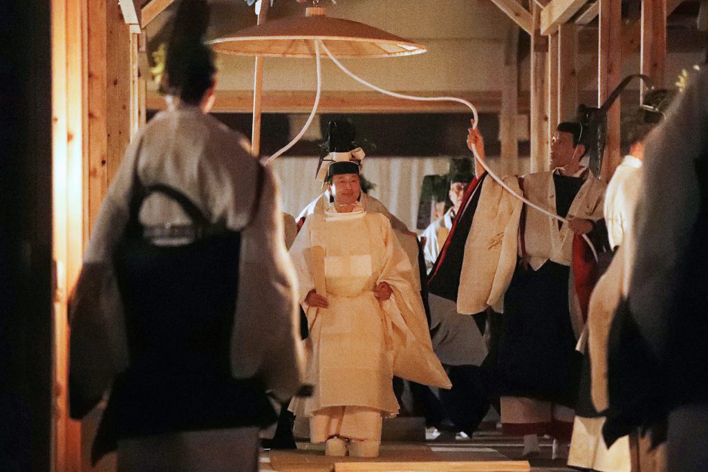 日本の今上天皇徳仁陛下(中央)が、国家の安寧と五穀豊穣を祈る大嘗祭の儀式が執り行われる大嘗宮の本殿の一つ、悠紀殿に向かってお進みになる。2019年11月14日東京の皇居にて (AFP)