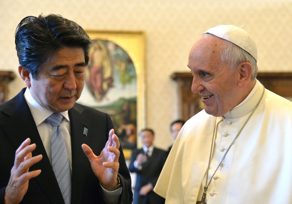2014年6月6日、バチカンでの内謁にて贈り物を交換し対談する日本の安倍晋三首相（左）とフランシスコ教皇。 (AFP)