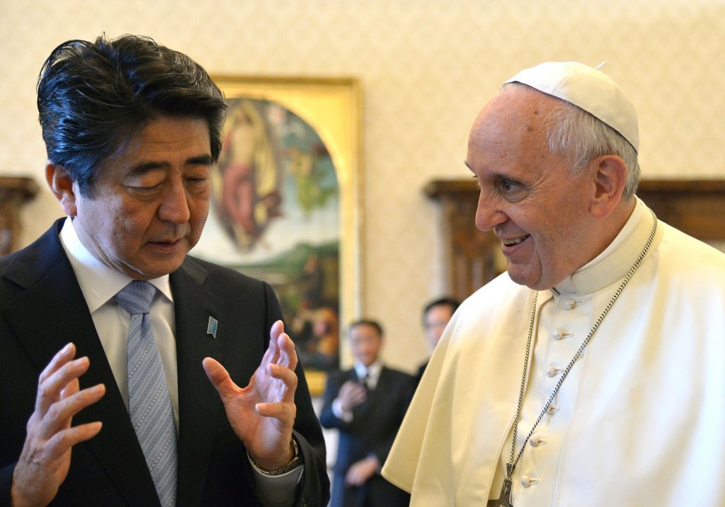 2014年6月6日、バチカンでの内謁にて贈り物を交換し対談する日本の安倍晋三首相(左)とフランシスコ教皇。 (AFP)