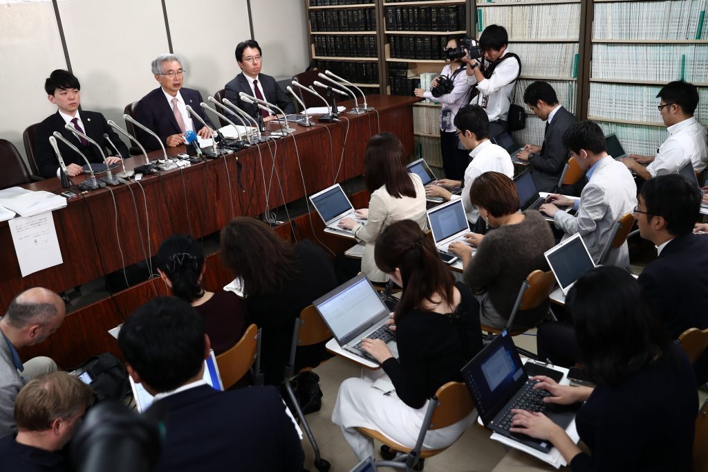 2019年10月24日、裁判所の聴聞会の後、東京で開かれた記者会見に出席した弘中惇一郎弁護士（右から2人目）と河津博史弁護士（右から3人目）が日産の重役だったカルロス・ゴーン氏を弁護している。（AFP）