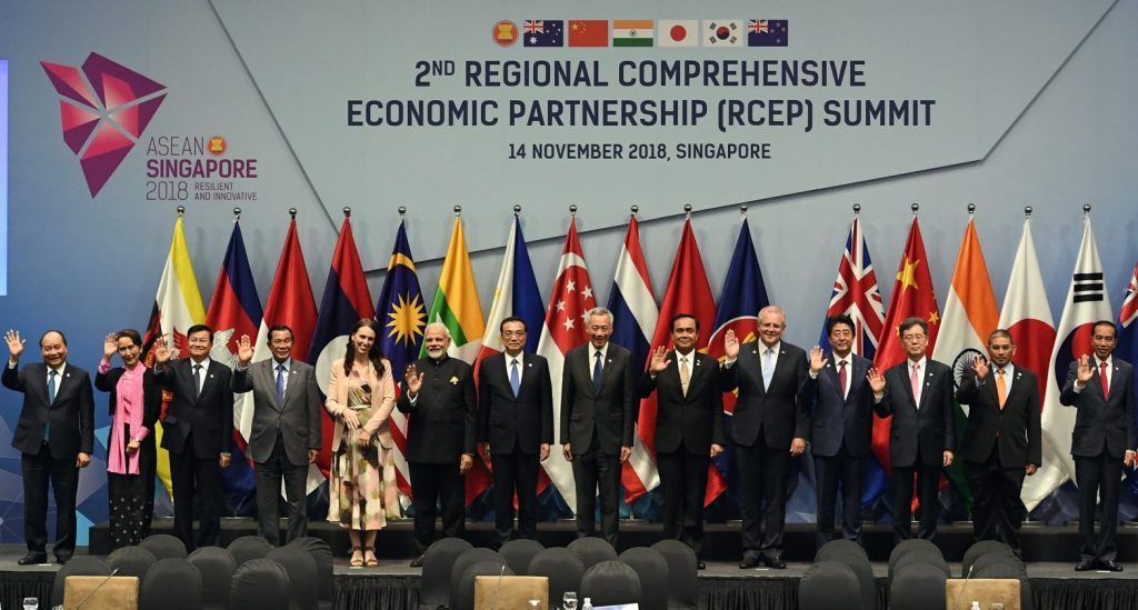 2018年11月14日、シンガポールで開かれた第2回地域包括的経済連携(RCEP)首脳会談中の集合写真撮影でポーズを取る首脳陣および代表者たち。(AFP)