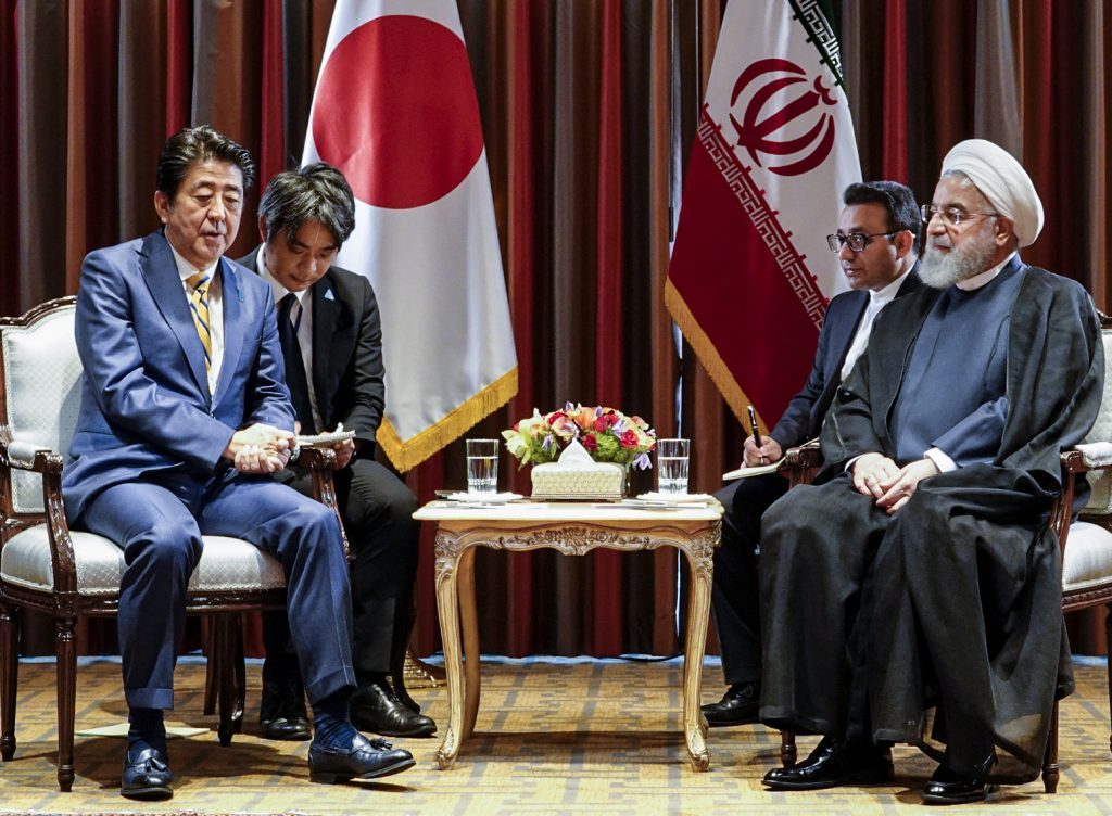 2019年9月24日ニューヨークで顔を合わせるイランのハサン・ロウハーニー大統領（右）と日本の安倍晋三総理大臣（左）。（AFP）