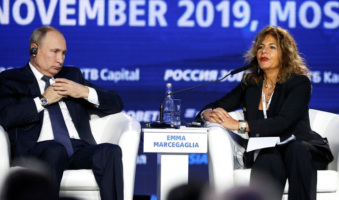 20日、モスクワで開催されたVTB Capital主催「Russia Calling! 」年次投資フォーラムに参加するロシアのウラジーミル・プーチン大統領とEni石油ガス会社のEmma Marcegaglia取締役会長。（ロイター通信）