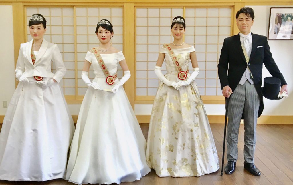皇室ゆかりの「上賀茂神社」（京都市北区）は、昨年からロングドレスの正装「ローブデコルテ」を結婚式で着られる婚礼プランを用意。