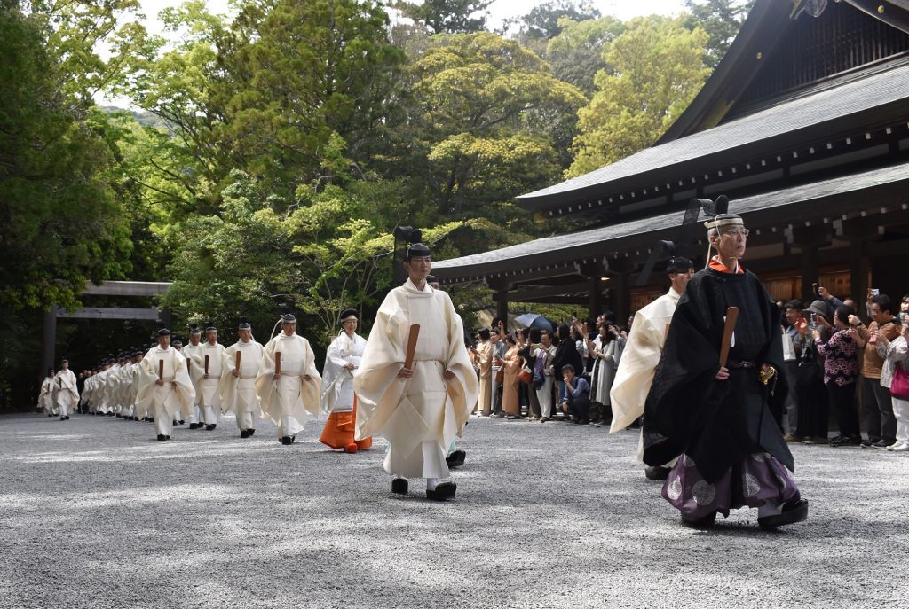 2019年5月10日、即位の礼と大嘗祭（偉大なる感謝の儀式）の日程報告のために訪れた勅使（右）が伊勢神宮内宮を歩く。（時事通信・AFP）
