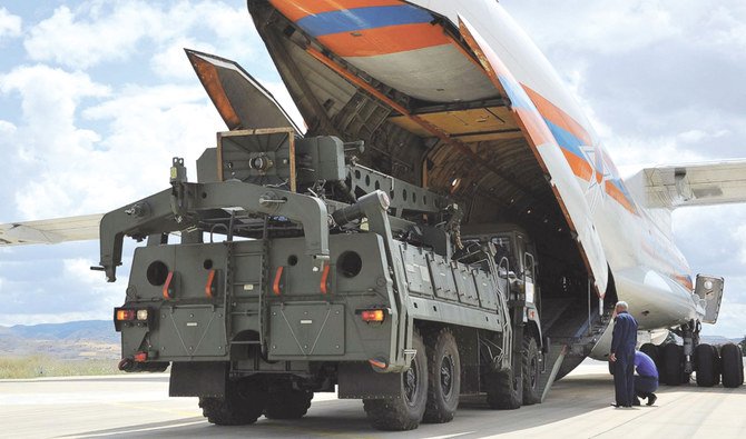 トルコのアンカラに近いモルツ空港（アキンジ空軍基地）で、ロシアの飛行機から降ろされるロシア製S-400ミサイル防衛システムの一部。（ロイター）