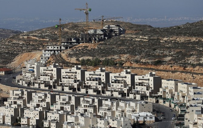 上は、イスラエル占領下のヨルダン川西岸にある、パレスチナの都市ラマッラーの近くのイスラエル入植地ギバットゼーブ。（AFP）