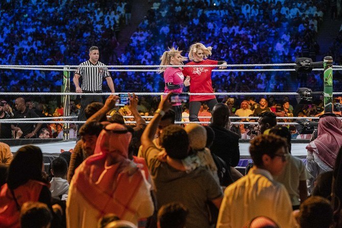 WWEレスラーのナタリアとレイシー・エバンスは、サウジアラビア初の女子マッチを行った女子レスラーである。(AN Ziyad Alarfaj)