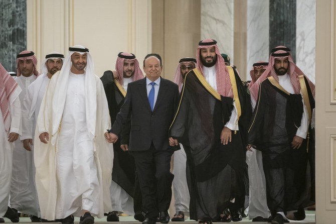 ムハンマド・ビン・サルマーン皇太子、アブダビのムハンマド・ビン・ザーイド皇太子、及びイエメンの大統領が立ち会う中、両勢力間で協定が署名された（サウジアラビア王宮）