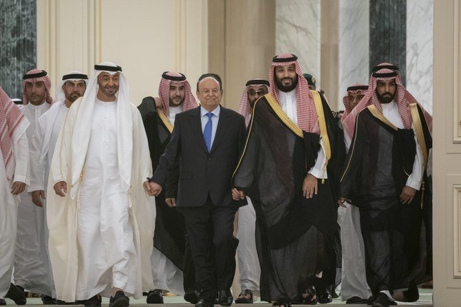 ムハンマド・ビン・サルマーン皇太子、アブダビのムハンマド・ビン・ザーイド皇太子、及びイエメンの大統領が立ち会う中、両勢力間で協定が署名された(サウジアラビア王宮)