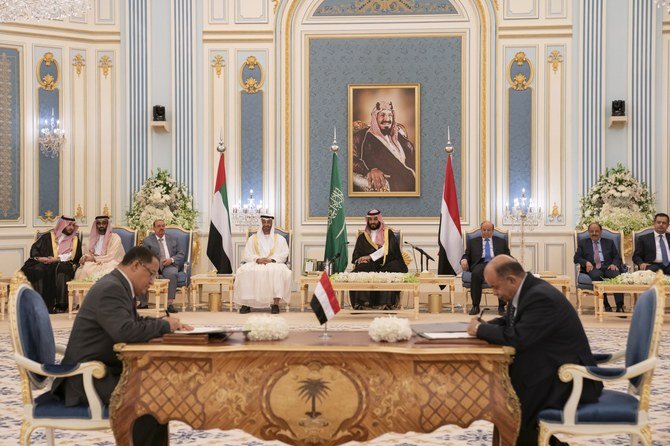 ムハンマド・ビン・サルマーン皇太子、アブダビのムハンマド・ビン・ザーイド皇太子、及びイエメンの大統領が立ち会う中、両勢力間で協定が署名された（サウジアラビア王宮）
