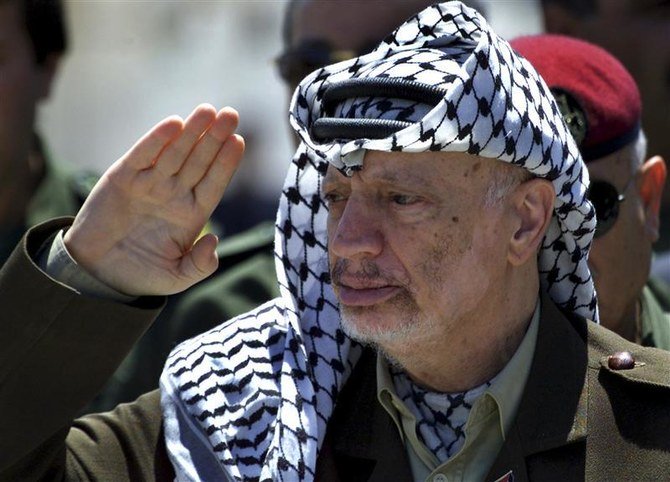 2001年5月5日、ガザ地区に到着し名誉衛兵を閲兵するパレスチナ大統領ヤセル・アラファト。（ロイター）