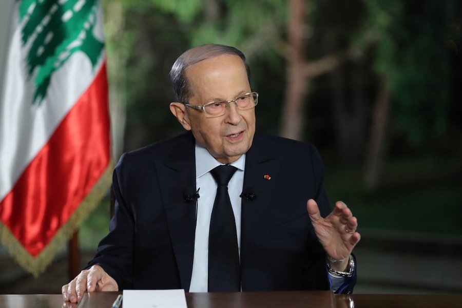 首都ベイルートの東、バーブダにある大統領官邸にて、テレビインタビューに応じるレバノンのミシェル・アウン大統領。（ファイル / AFP通信）
