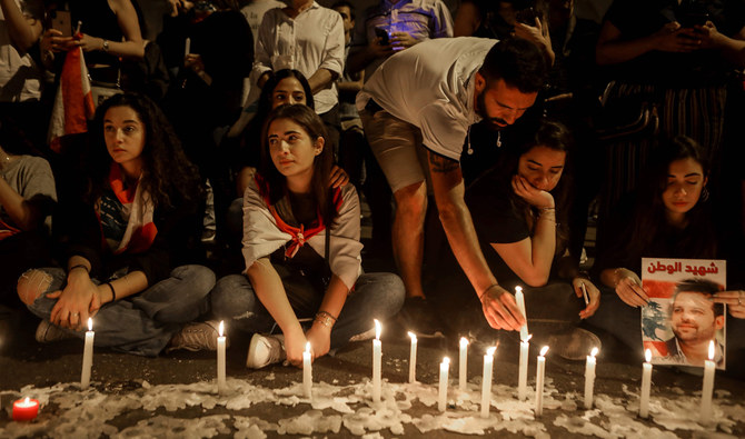 哀悼の意を示すレバノンの人々。（AFP）