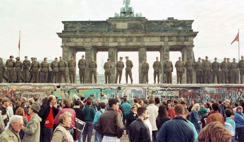 1989年11月11日、ブランデンブルク門の前にあるベルリンの壁の上に立つ東ベルリンの国境警備隊。（ロイター）