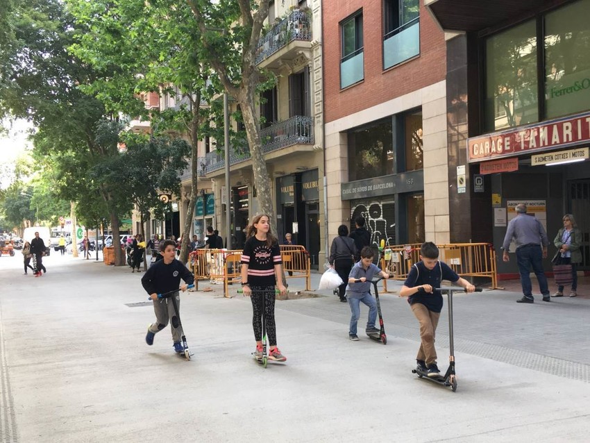 バルセロナのサンタントニ地区に新たに設けられた、車の通行が制限された「スーパーブロック」エリアでスクーターに乗る子供達。（ロイター通信）