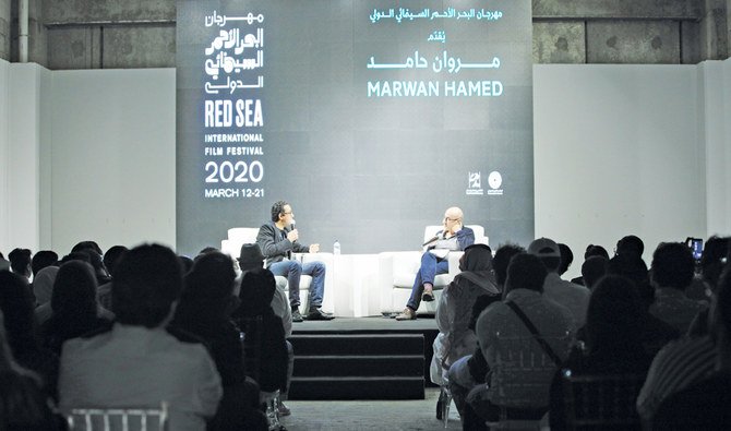 マスタークラス中のエジプト人映画監督のマルワーン・ハメド氏(左)とArab Programのディレクターを務めるアントワーヌ・ハリフェ氏。(提供)