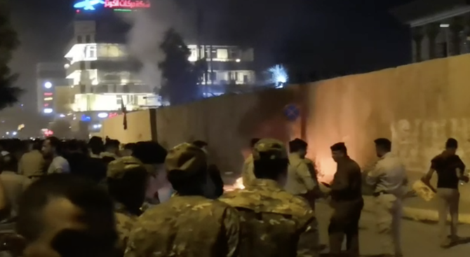 抗議者たちは国旗を降ろして領事館の外壁に放火し、スタッフは裏口から避難した（ANに提供されたビデオの静止画）