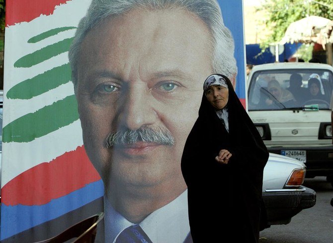 ポスターに写るレバノンのムハンマド・サファディ前財務大臣は、複数の政党との協議の上、首相候補を辞退することを決めた。（AFP資料写真）