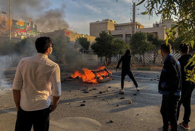 2019年11月16日、シーラーズ市の中心でガソリン価格の上昇に対するデモで道を塞ぐイラン人の抗議活動参加者。（AFP）