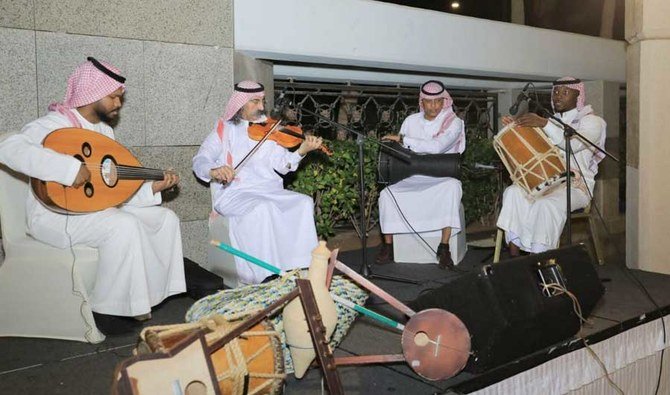 訪問者は、アーティストグループが披露した伝統舞踊「アルダ」やオーボエの演奏など、民俗芸能を楽しんだ。（提供写真）