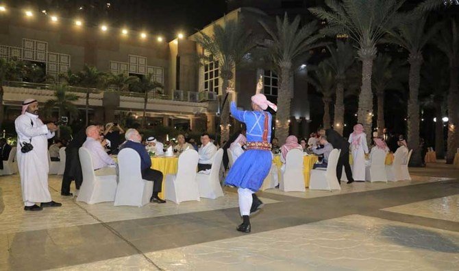 訪問者は、アーティストグループが披露した伝統舞踊「アルダ」やオーボエの演奏など、民俗芸能を楽しんだ。（提供写真）