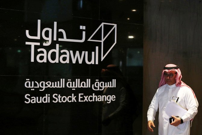 2019年11月17日、リヤドでのアラムコのIPO開始に伴い、株式市場に向かうサウジアラビア人の男性。 (ロイター社/アーメド・ヨスリ)