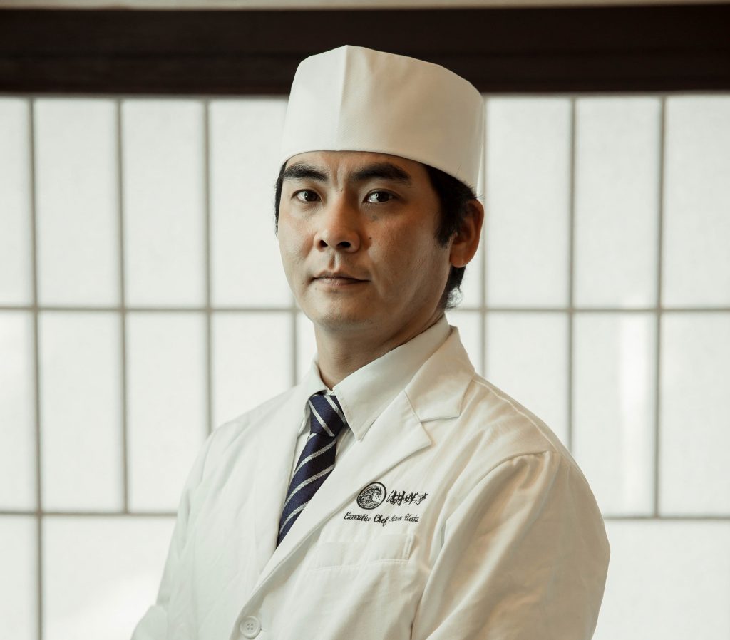 日本食レストラン『湖畔亭』の料理長を務める寿夫は、過去20年間調理人として経験を積んで いる。 (他者提供)