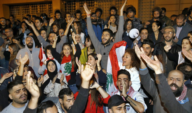 レバノンのベイルートにある中央銀行前で、現在進行中のレバノン政府に対する抗議行動でスローガンを連呼するデモ参加者。(AP)