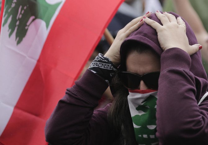2019年10月24日、レバノン・ベイルートのジャル・エル・ディブでの抗議活動中、国民向けの演説に耳を傾けながら、レバノンのミシェル・アウン大統領を非難するスローガンを叫ぶ反政府デモ隊。（AP）